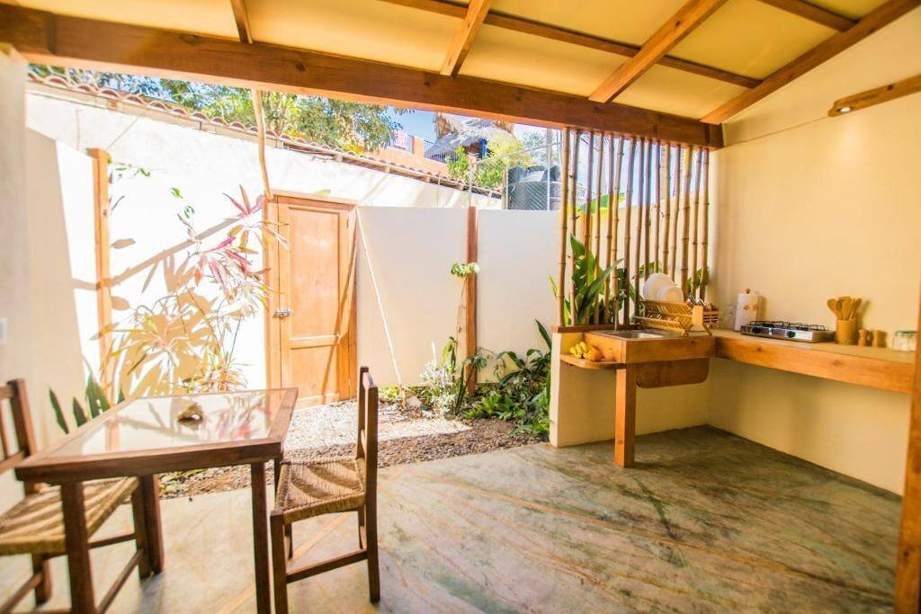 Galería Suites San Pancho: outdoor kitchenette and dining table on a suite's private patio