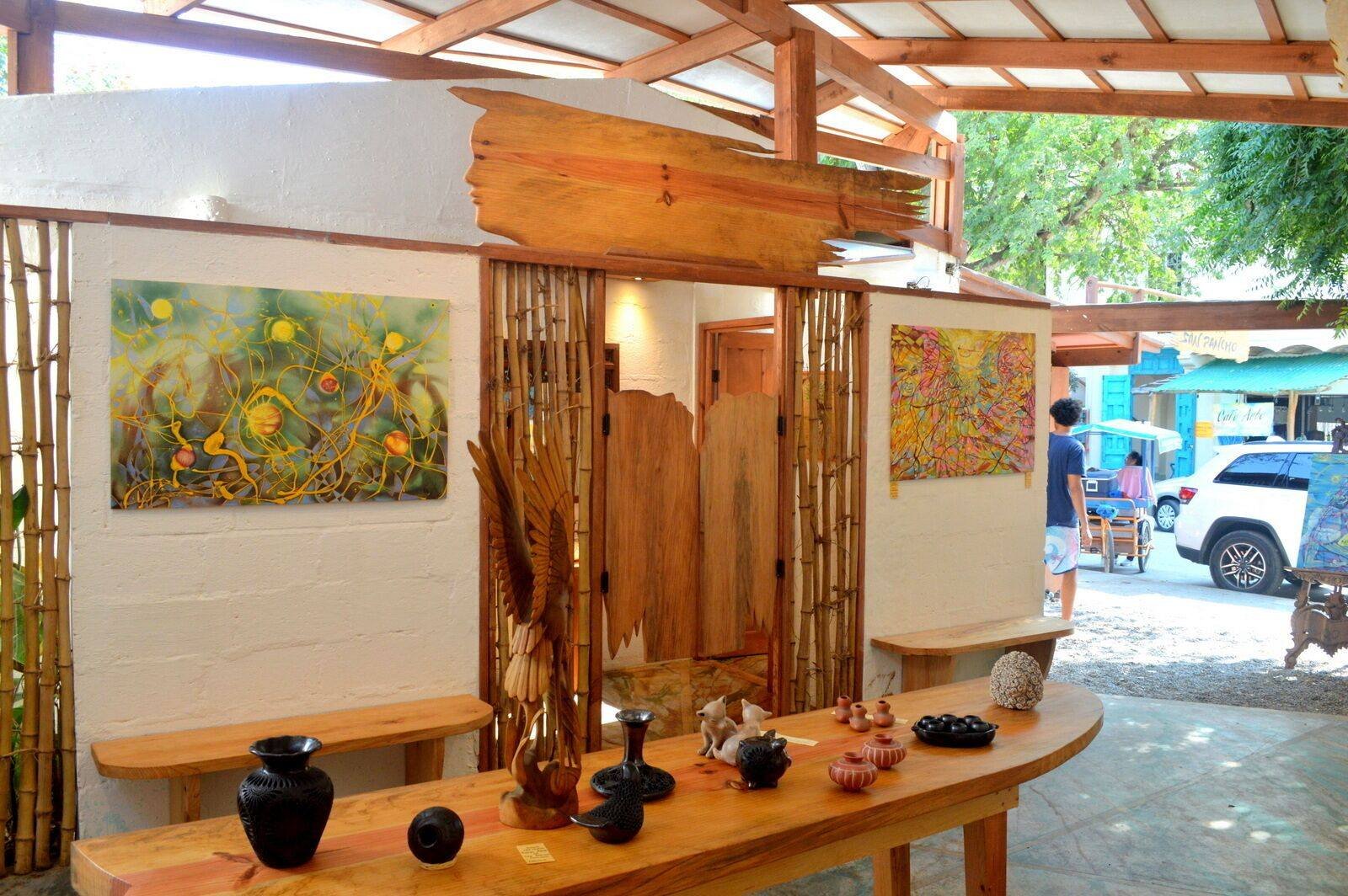 Galería Suites San Pancho: the gallery shop with paintings and ceramics, open to the street